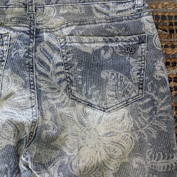 DG2 Diane Gilman Women's Jeans Cropped Flare Blue & White Allover Print SZ 14P - Picture 10 of 10